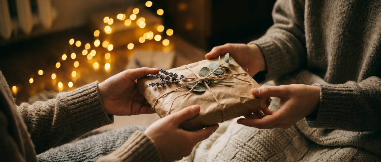 Liebevoll verpacktes Geschenk mit Trockenblumen